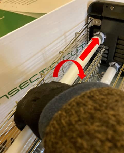 UV fénycső forgatása és ki-és beillesztése